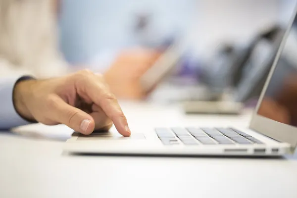 Affärsman händer att skriva på laptop — Stockfoto