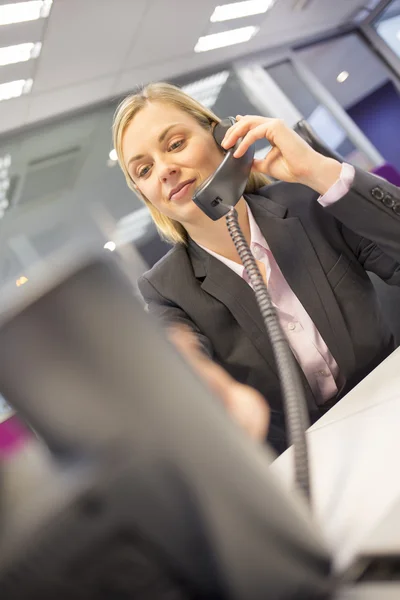 Mujer de negocios hablando por teléfono — Foto de Stock