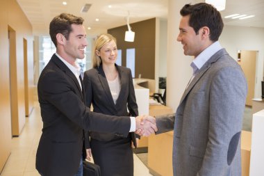 İş Ortakları Tokalaşıyor