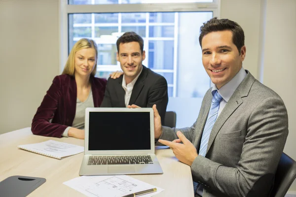 Real-estate agent presenting project — Stock Photo, Image