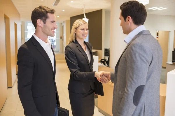 Geschäftspartner schütteln Hände — Stockfoto