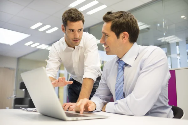 Uomini d'affari che lavorano insieme — Foto Stock