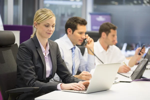 Zakenvrouw werken op laptop met collega — Stockfoto