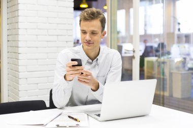 Cep telefonunda yazarak işadamı