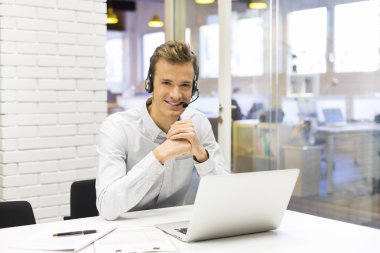 dizüstü bilgisayarda çalışma kulaklık ile işadamı