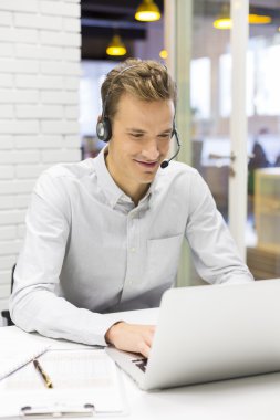 dizüstü bilgisayarda çalışma kulaklık ile işadamı