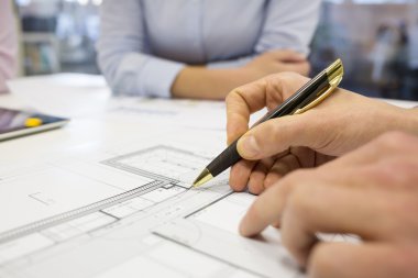 Dizüstü bilgisayar kullanarak mimarlar