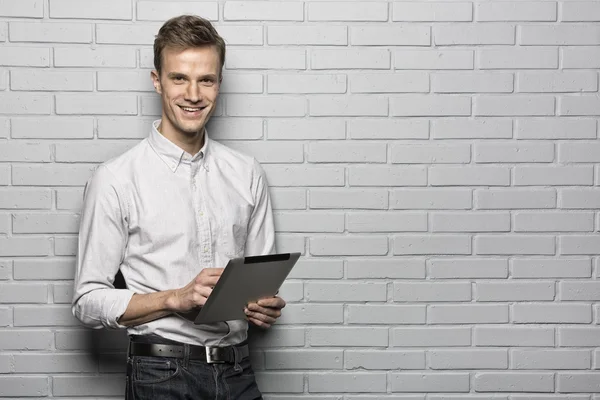 Hombre de negocios guapo usando tableta pc —  Fotos de Stock