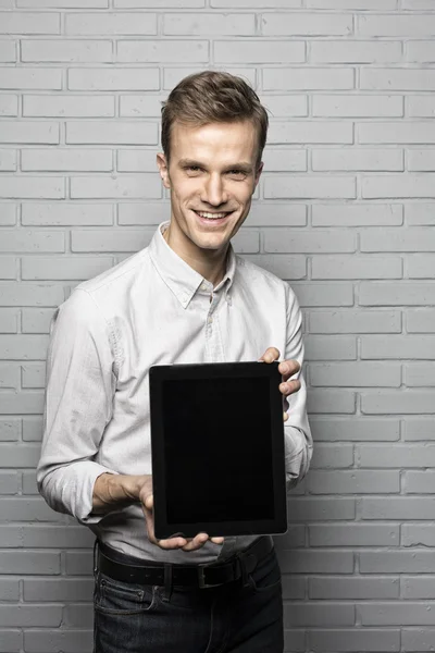 Unternehmer zeigt Tablet-PC-Bildschirm — Stockfoto