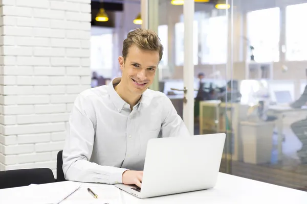 Zakenman werkt aan laptop op kantoor — Stockfoto