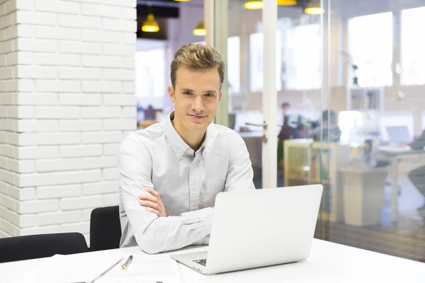 Uomo d'affari che lavora su laptop in ufficio — Foto Stock