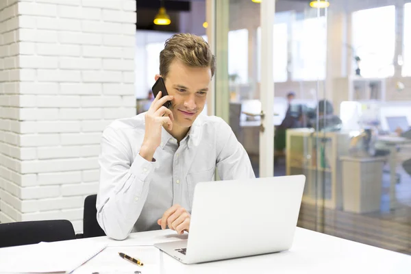 Hombre de negocios guapo hablando por teléfono móvil — Foto de Stock