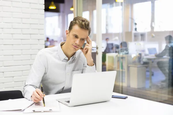 Biznesmen pracujący na laptopie w biurze — Zdjęcie stockowe