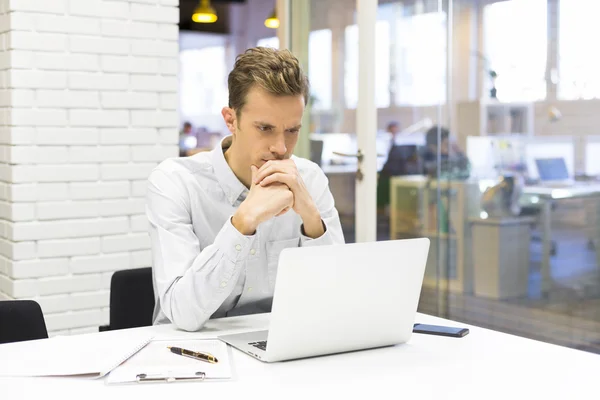 Biznesmen pracujący na laptopie w biurze — Zdjęcie stockowe