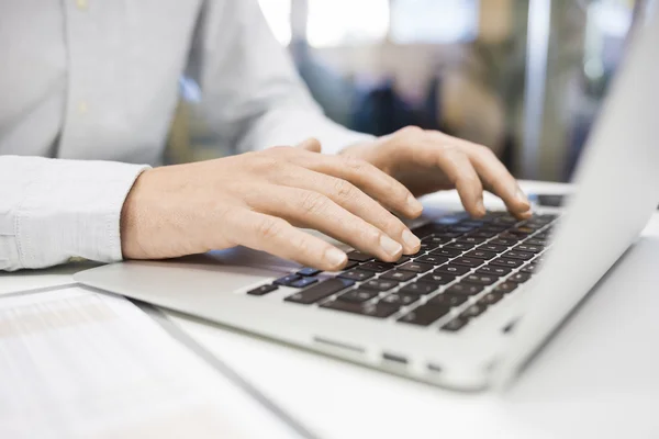 Geschäftsmann tippt auf Tastatur — Stockfoto