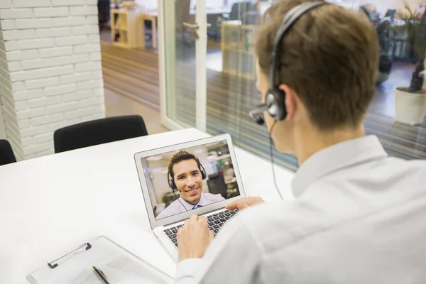 Empresário em videoconferência com fone de ouvido — Fotografia de Stock