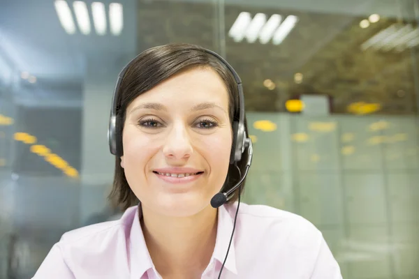 Zakenvrouw op videoconferentie met headset — Stockfoto