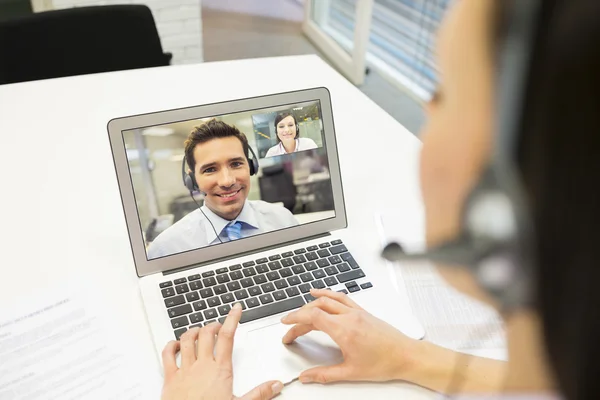 Empresaria en la oficina en videoconferencia — Foto de Stock