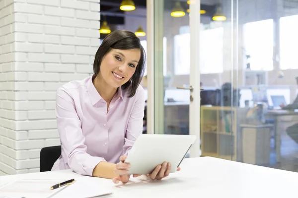 Zakenvrouw werken op digitale Tablet PC — Stockfoto