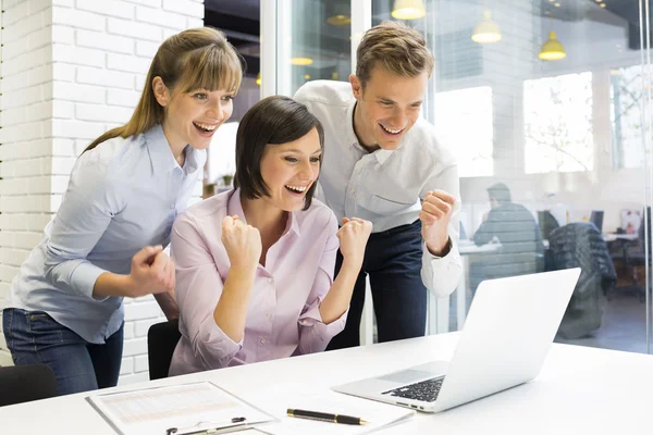 Business team in kantoor werken op de computer — Stockfoto