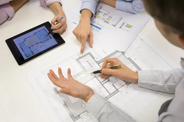 Architects using laptop — Stock Photo, Image