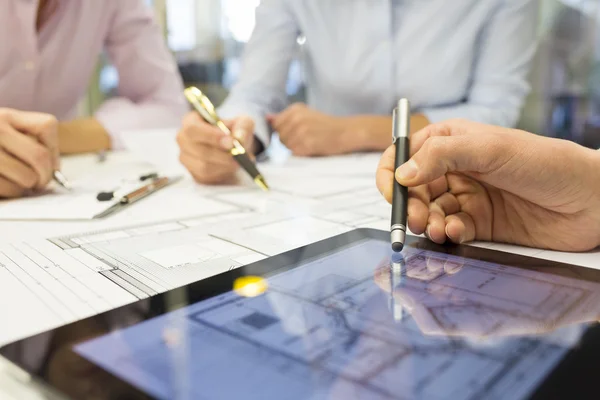 Architects using laptop — Stock Photo, Image