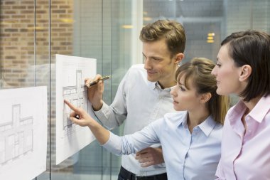 İnşaat projesinde çalışan mimarlar