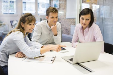 Toplantı salonunun içinde iş takım