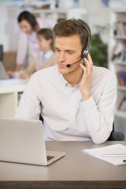 İşadamı içinde yazıhane ile kulaklık 