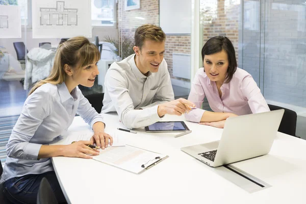 Equipo de negocios en sala de reuniones —  Fotos de Stock