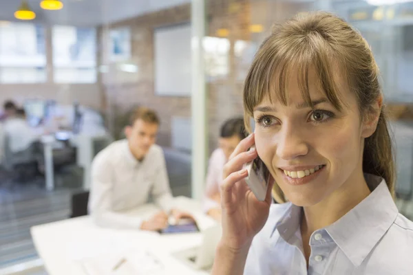 Bizneswoman rozmawia przez telefon komórkowy — Zdjęcie stockowe