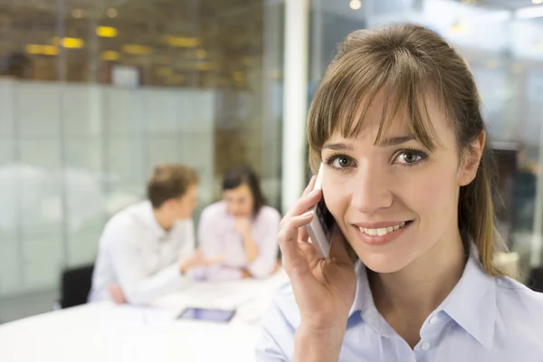 Zakenvrouw praten op mobiele telefoon — Stockfoto