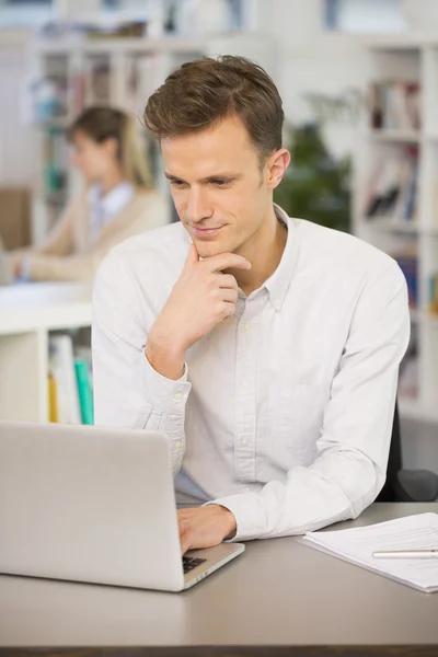 Uomo d'affari che lavora su laptop in ufficio — Foto Stock