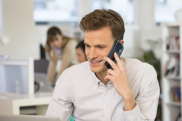 Uomo d'affari risponde al telefono — Foto Stock