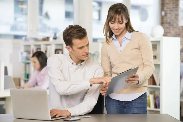 Equipo de negocios trabajando con portapapeles — Foto de Stock