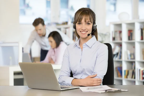 Pengusaha wanita di kantor dengan headset — Stok Foto