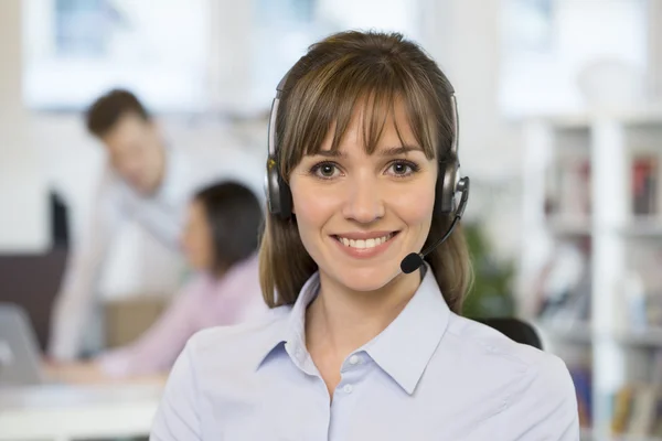 Pengusaha wanita di kantor dengan headset — Stok Foto