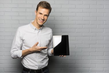işadamı gösteren tablet pc ekran