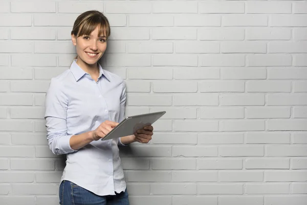 Woman holding Tablet computer — Stock Photo, Image
