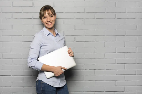 Woman holding laptop — Stock Photo, Image