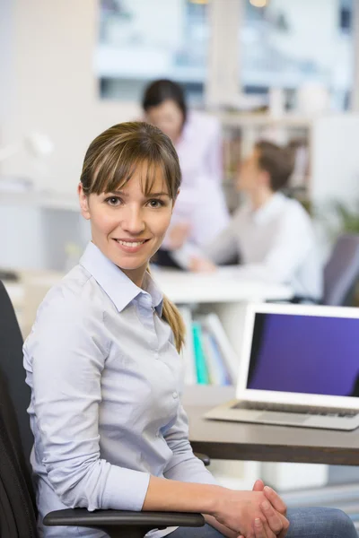 Zakenvrouw werken op de computer in kantoor — Stockfoto