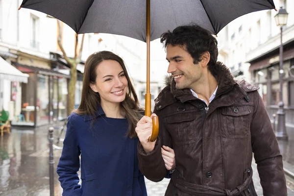 Pareja con paraguas caminando bajo la lluvia —  Fotos de Stock