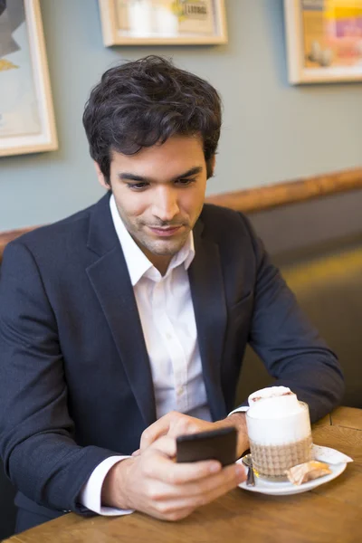 Empresario usando teléfono celular — Foto de Stock