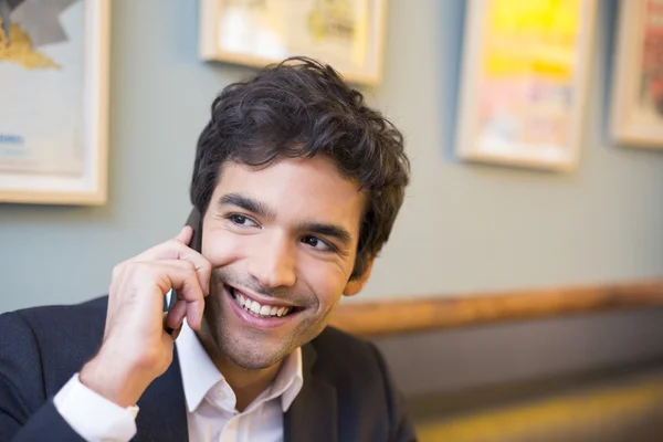 Empresario hablando por teléfono móvil —  Fotos de Stock