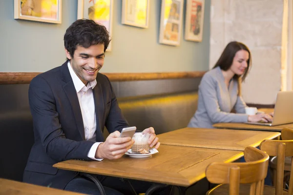 Empresario usando teléfono celular — Foto de Stock