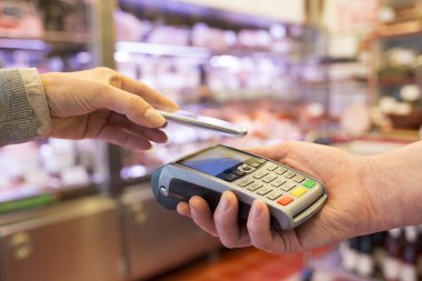 kadın nfc teknolojisi cep telefonu ile ödeme
