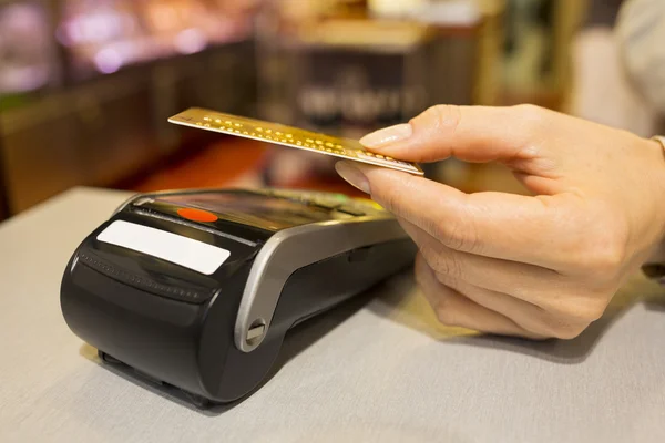 Mujer pagando su tarjeta de crédito en el supermercado —  Fotos de Stock