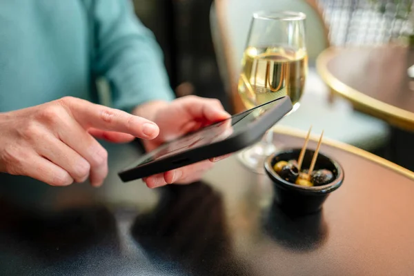 Frau Mit Handy Auf Caféterrasse Bei Einem Drink — Stockfoto