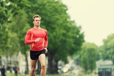 Şehirde koşan genç bir adam. Kafkas Amigo erkek 20 'li yaşlarda.