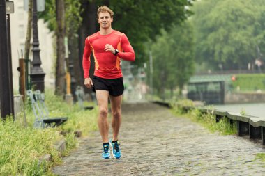 Şehirde koşan genç bir adam. Kafkas Amigo erkek 20 'li yaşlarda.